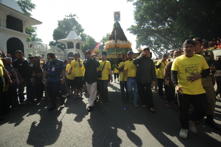 Bapak Bupati H. Muhammad Al Khadziq dan Wakil Bupati R. Ibnu Heri Wibowo turut memanggul tumpeng bersama warga - sumber foto pribadi