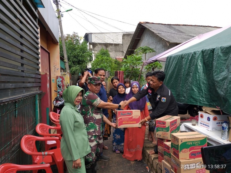 Danramil 07/KB Kapten Inf Misin beri bantuan bagi korban banjir didampingi Ketua Persit KCK Ranting VIII Koramil 07/KB Ny. Ida Nurhayati Misin MD