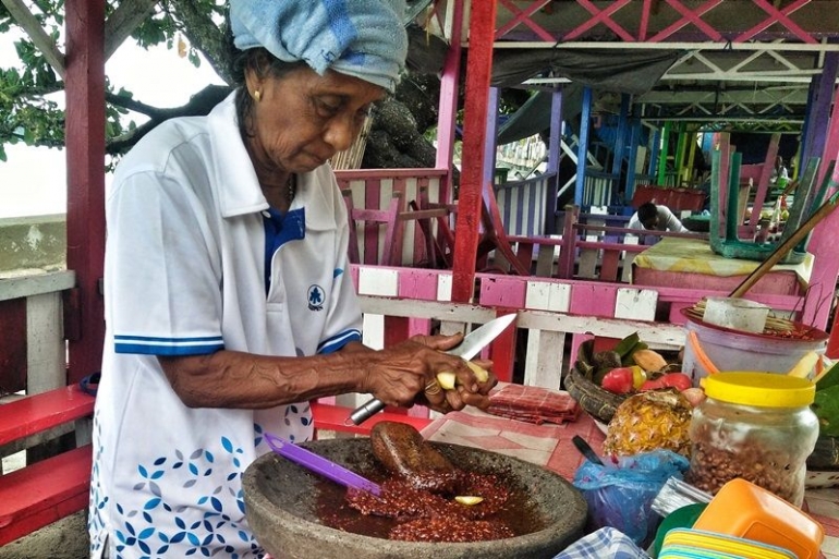Mama Ci, penjual rujak Natsepa khas Ambon (foto by widikurniawan)