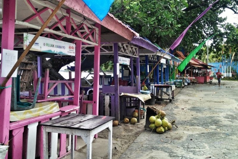 Deretan kios rujak di Pantai Natsepa (foto by widikurniawan)
