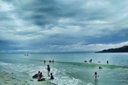Suasana sore di Pantai Natsepa, Ambon (foto by widikurniawan)