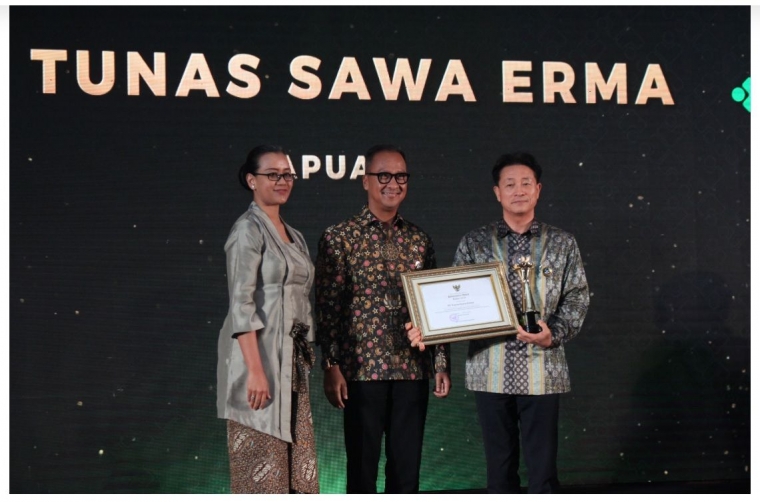 Deskripsi : PT.Tunas Sawa Erma (TSE), unit usaha Korindo Group meraih Padmamitra Award dalam kategori penanganan keterpencilan oleh Kementerian Sosial Republik Indonesia I Sumber Foto : korindonews