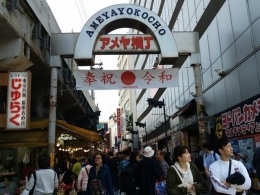 Ameya Yokocho Shopping Street di Ueno memasang spanduk menyambut era Reiwa (dokpri)