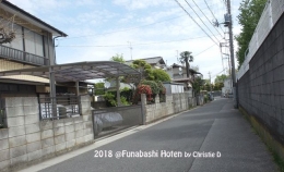 Dokumentasi pribadiFunabashi Hoten, Funabashi-shi, Jepang, jalan setaak menuju apartemen Michelle