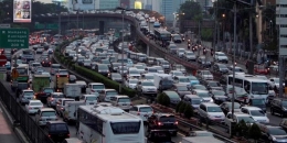 Kemacetan panjang saat jam pulang kerja terjadi di ruas Jalan Gatot Subroto, Jakarta, Jumat (13/9/2013). (KOMPAS IMAGES / RODERICK ADRIAN MOZES)