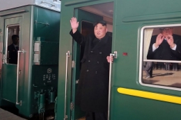 Foto bertanggal 23 Februari 2019 yang dirilis media Korea Utara pada Minggu (24/2/2019), menunjukkan saat Pemimpin Korea Utara Kim Jong Un melambaikan tangan di pintu gerbong kereta yang akan membawanya ke Vietnam, untuk menghadiri pertemuan dengan Presiden AS Donald Trump.| Sumber: AFP / KCNA via KNS