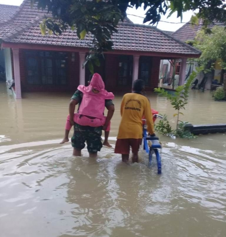 Babinsa Koramil 0815/08 Dawarblandong Membantu Warga Di Lokasi Banjir (Dokpri)