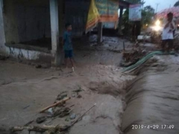 banjir bandang menerjang rumah warga