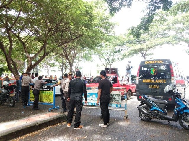 Aksi tutup jalan di depan KPU Bantaeng (29/04/19).