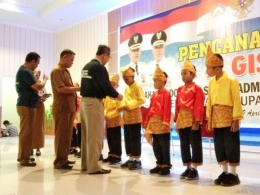 Asisten II Pemkab Bantaeng didampingi unsur Forkopimda menyerahkan Kartu Identitas Anak.