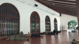 Masjid sebagai tempat beristirahat para musafir (Sumber: jakarta.tribunnews.com)