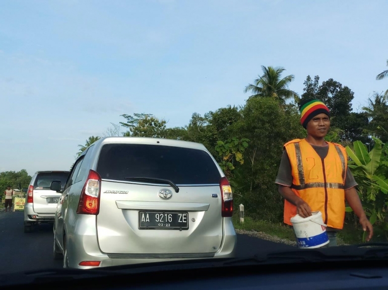 Pengatur jalan perbaikan tanah longsor. Sepanjang jalan Bandung - Yogyakarta. Foto Aktual J.Krisnomo, Sabtu (27/04/19) 