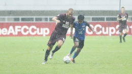PSM vs Home United bertanding dalam kondisi hujan (dok. Gerry Putra/bolalob.com)