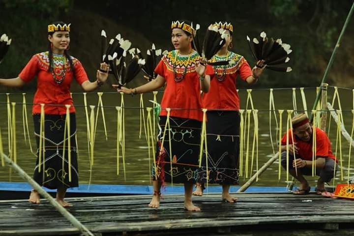 Perempuan dayak sudah jarang yang meneruskan tradisi cuping telinga panjang, karena dianggap ketinggalan zaman | dokumen pribadi jusuf jeka kuleh