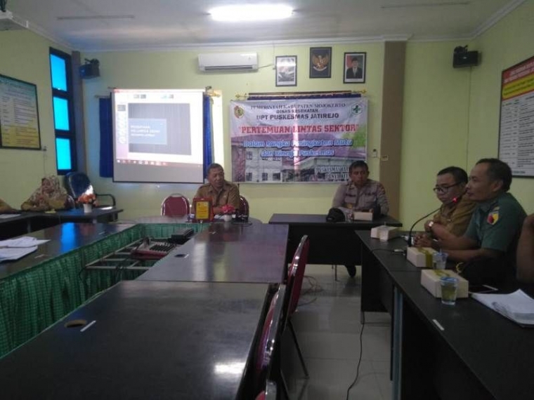 Danramil 0815/15 Jatirejo Saat Pertemuan Lintas Sektor (Dokpri)