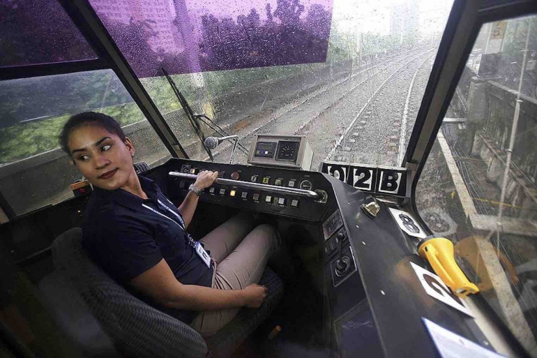 Kathleen dela Paz (26 than), supir LRT pertama di Filipina (GMAnetwork.com)