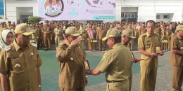 Gubernur Sumut Edy Rahmayadi menyerahkan penghargaan kepada Bupati Samosir Rapidin Simbolon 