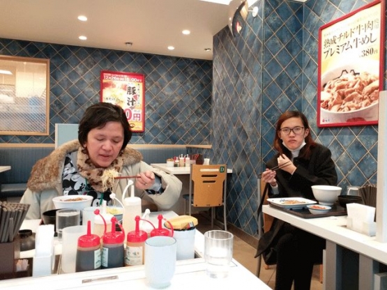 Dokumentasi pribadi | Matsuya yang mempunyai meja makan biasa, dan kursi rodaku bisa dibawa kedalam. Jika di Matsuya Nishi Funabashi mempunyai meja makan besar untuk keluarga KARENA Nishi Funabashi adalah area pemukiman. Beda di Matsuya Ryogoku konsepnya adalah meja2 kecil hanya untuk 1 orang, karena Ryogoku adalah area perkantoran ......