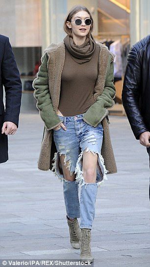 Gigi Hadid dengan rippedjeans-nya | dailymail.co.uk