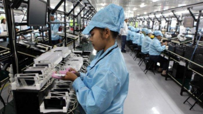 Ilustrasi buruh dan karyawan di pabrik pembuatan ponsel| Sumber: Techasia