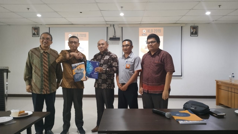 Pemberian Sourvenir (Buku) Kepada Direktur Politeknik Negeri Batam oleh Bpk Faisal Safa (PII Pusat) | dokpri