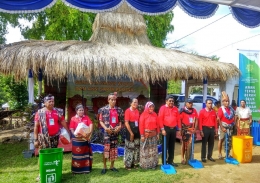 Foto : Bapak Wakil Bupati Sumba Timur dan Ibu Deputi Destinasi Pariwisata RI bersama Bapak Raja dan Mama Raja Prailiu