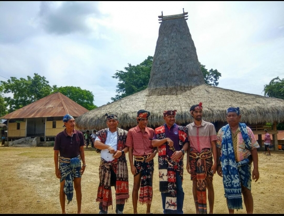 Foto : Bapak Raja Prailiu foto bersama dengan Bapak Wakapolda NTT dan Kapolres Sumba Timur