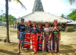 Foto : Para Penari dari kampung adat prailiu