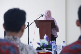 Puan Noor Aidi Binti Nadzri, Pejabat pengarah kurikulum JPPKK Kementerian Pendidikan Malaysia memaparkan pentingnya kerja sama antara Politeknik Kutaraja dan Politeknik Port Dickson Malaysia dan perguruan tinggi lainnya di Indonesia | dokumentasi pribadi 