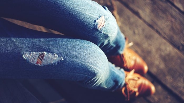 Ripped jeans (Sumber: www.bustle.com)
