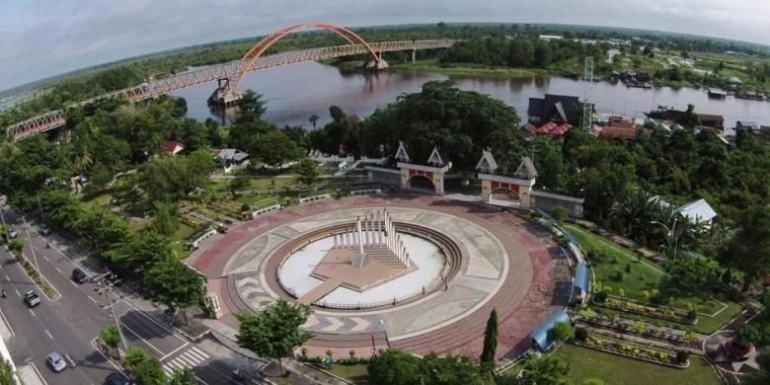 Tugu Sukarno dan Jembatan Kahayan yang menjadi ikon kota Palangkaraya (sumber foto: travel.kompas.com/Markurius S)