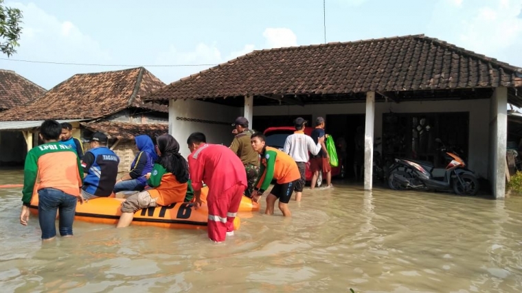 Personel Koramil Bersama Instansi Terkait Dan Relawan Saat Evakuasi Warga (Dokpri)