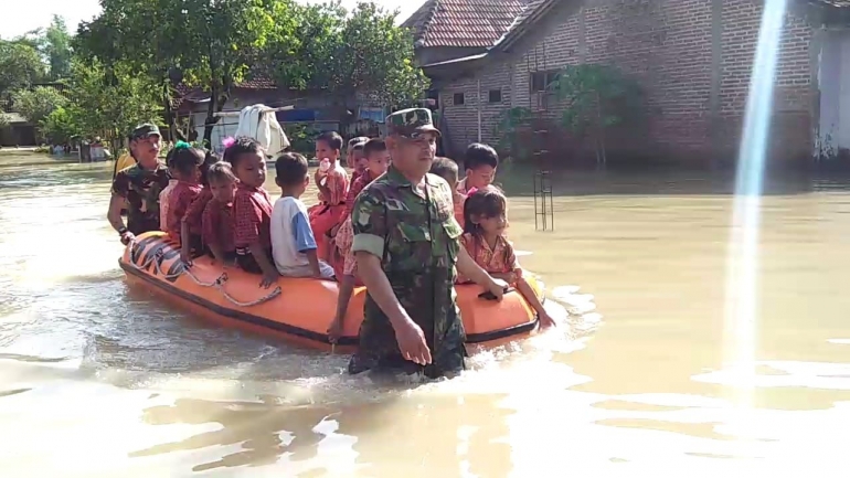 Serka Ervin Suyitno dan Kopda Suhendik Saat Mengantar Anak Sekolah Menggunakan Perahu Karet BPBD (Dokpri)