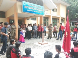 Pendemo diterima Kadis Dikbud Bantaeng (kemeja abu-abu) di Halaman Kantor Dinas Dikbud Bantaeng | dokpri