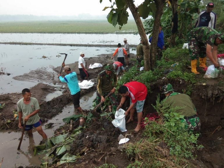 Personel Koramil 0815/12 Ngoro Saat Karya Bakti Bersama Poktan (Dokpri)