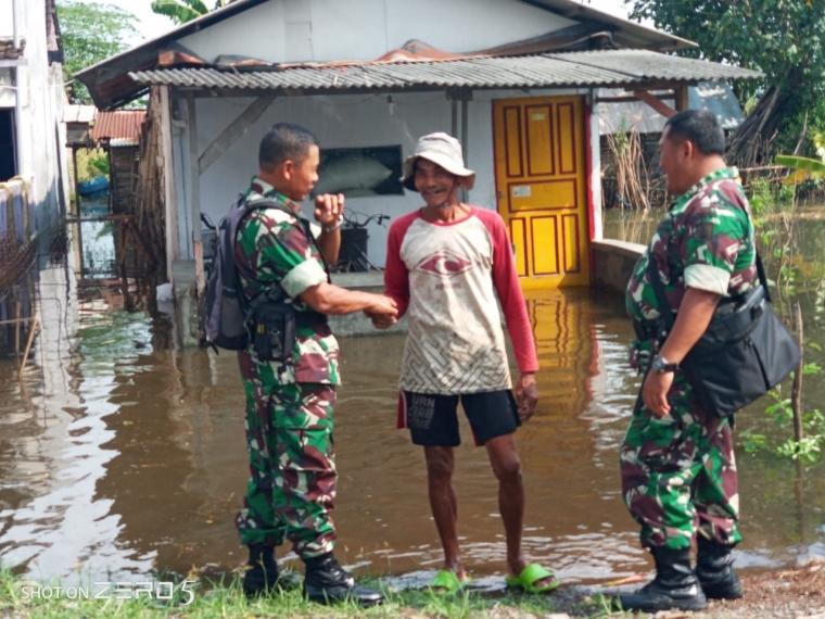 Danramil 0815/03 Saat Pantau Banjir Di SDN Tempuran (Dokpri)