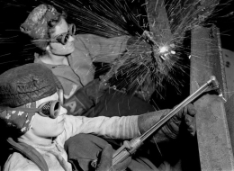 Pengrajin besi perempuan di Indiana tahun 1943/ time.com