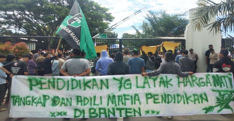 HMI Tuntut Gubernur dan Wagub Banten Mundur (foto: Arif Soleh)