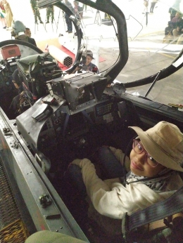 Dokumentasi peserta : Peserta tour menjajal cockpit Hawk 100/200 Skadron Udara 12