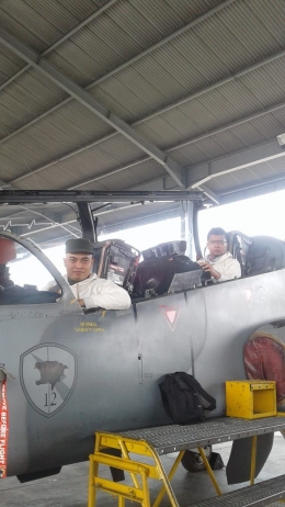 Dokumentasi peserta : Duduk di cockpit pesawat Hawk 100/200