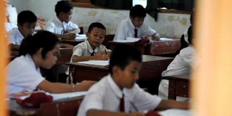 Murid SDN Kemiri Muka 02, Beji, Depok, mengerjakan soal Bahasa Indoensia pada hari pertama ujian nasional di sekolah mereka, Senin (6/5/2013). Pelaksanaan ujian nasional di sekolah ini lancar yang diikuti 19 siswa (Sumber: nasional.kompas.com)