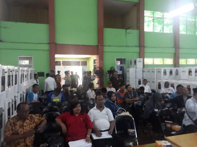 Suasana Rapat Penetapan Hasil Pemilu Tingkat PPK Kecamatan Palmerah