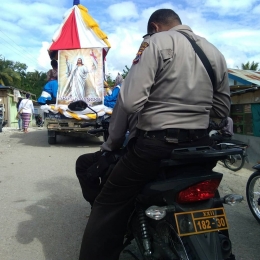 Polisi pengawal para pemotor dalam pawai paskah di Amanuban Timur 2019