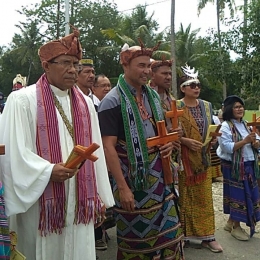 Gubernur NTT, Viktor B. Laiskodat dalam balutan adat Timor menghadiri pawai paskah 2019 di Amanuban Timur 