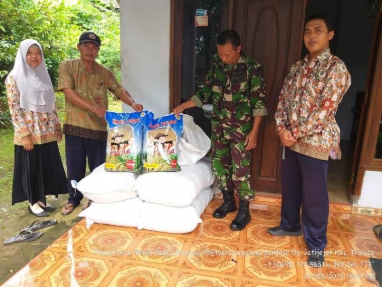 Bersama BPP Babinsa Kawal Distribusi Benih Bantuan Di Desa Jatijejer (Dokpri)