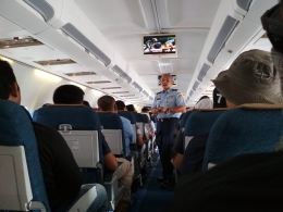 Sesdispenau Kolonel (Adm) Bejo Suprapto memberikan pengarahan di kabin Pesawat Boeing 737-400