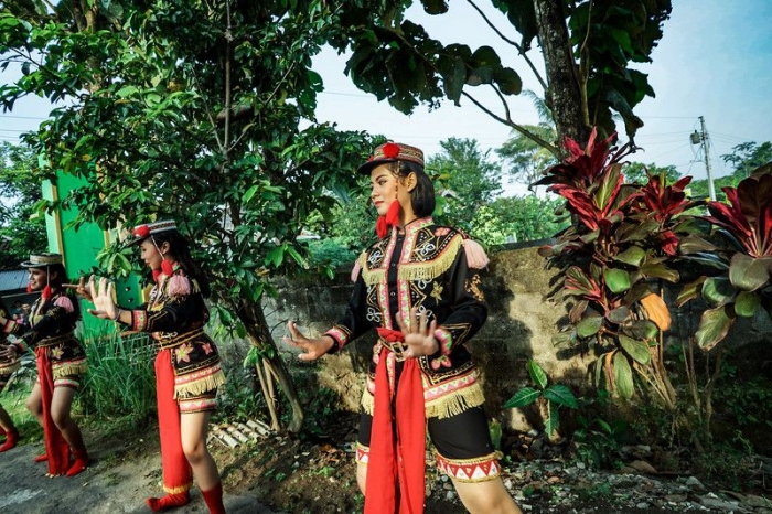 pertunjukan kesenian tradisional di beberapa titik rute lomba menjadi hiburan istimewa (sumber foto: mandirimarathon.com/gallery)