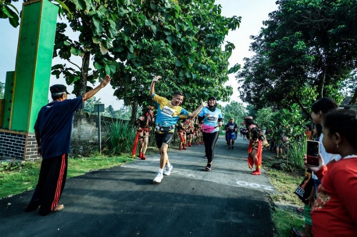 antusiasnya warga sepanjang rute lomba menyambut para peserta Mandiri Jogja Marathon (sumber foto: mandirimarathon.com/gallery