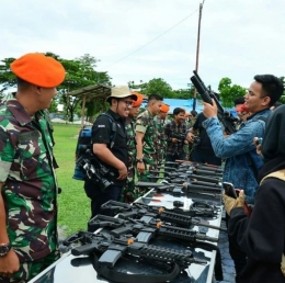 Dokumentasi Dispenau : Peserta Tour diperkenalkan dengan persenjataan milik Yonko 462 Paskhas 