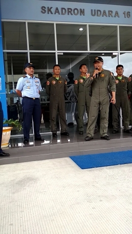 Komandan Skadron Udara 16 Letkol Pnb Bambang Apriyanto saat memberikan sambutan